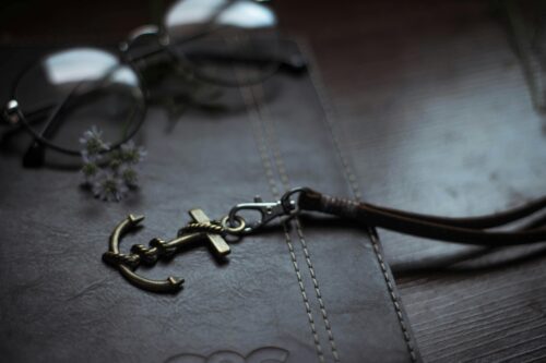 An anchor keychain is a small decorative item resembling an anchor, often used to hold keys.