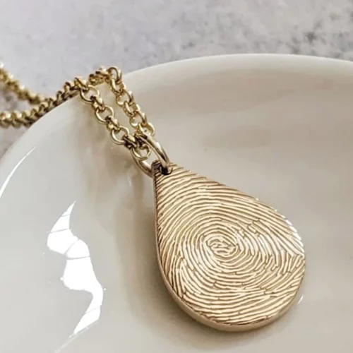 Jewelry that holds ashes, also known as cremation jewelry or memorial jewelry, is a specially designed piece of jewelry that contains a small compartment to securely hold a portion of your loved one's cremated remains